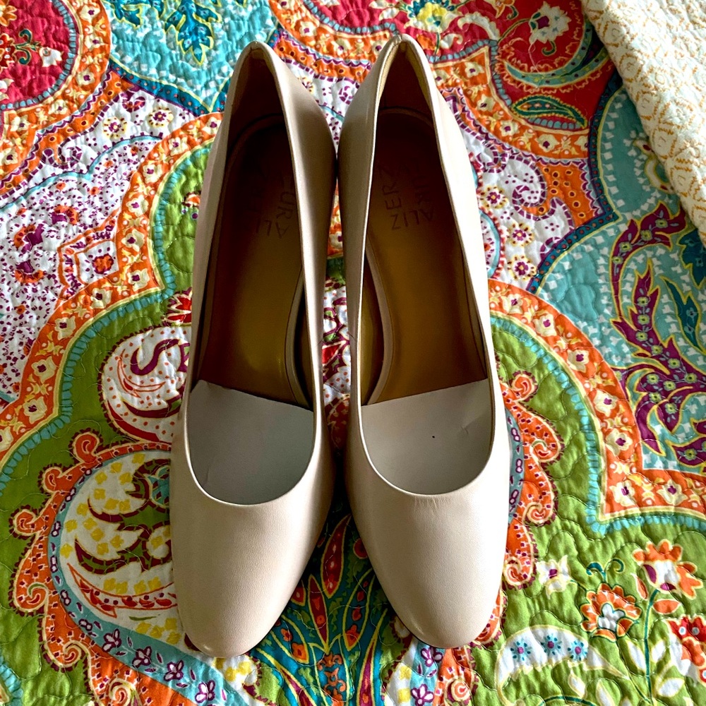Nude pumps